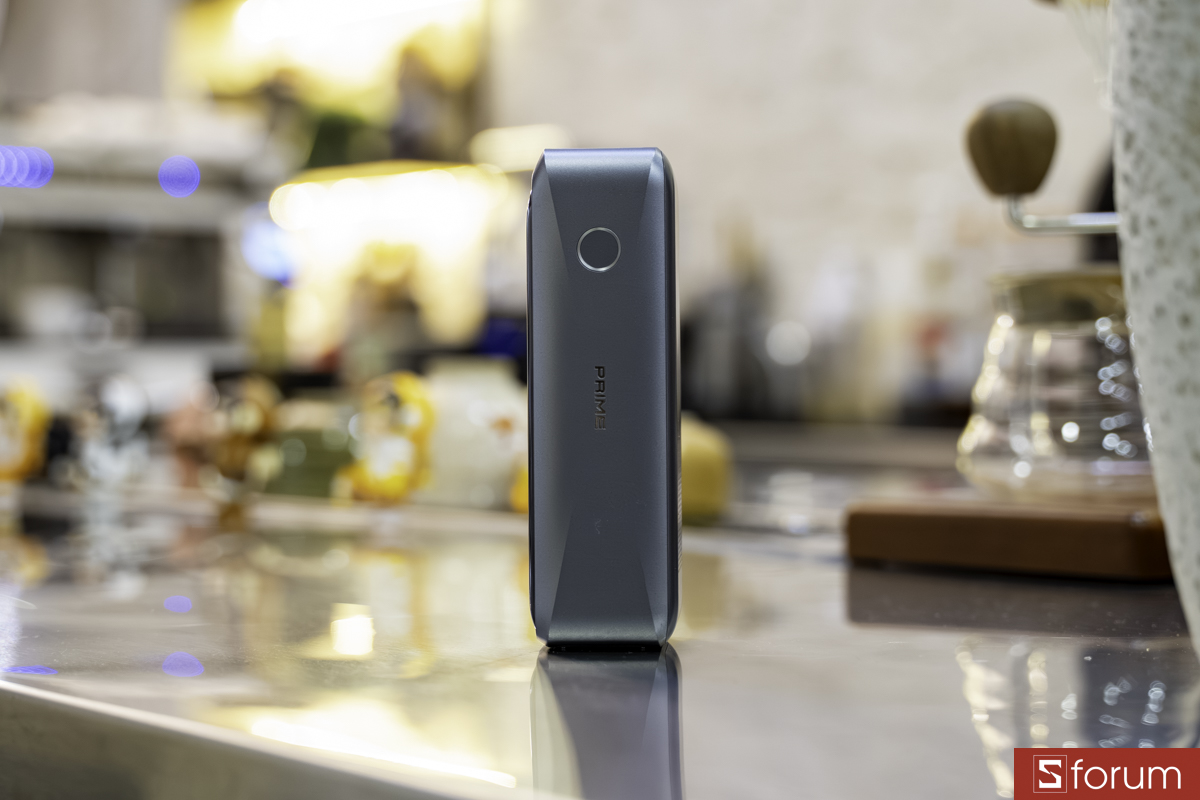 Ở cạnh bên phải, Anker bố trí dòng chữ Prime cùng một nút bấm tròn,