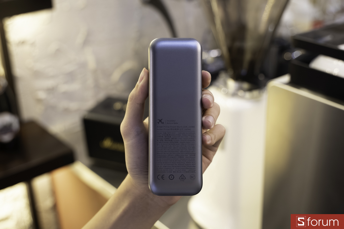 Mặt dưới in đầy đủ các thông tin sản phẩm và thông số kỹ thuật cần thiết