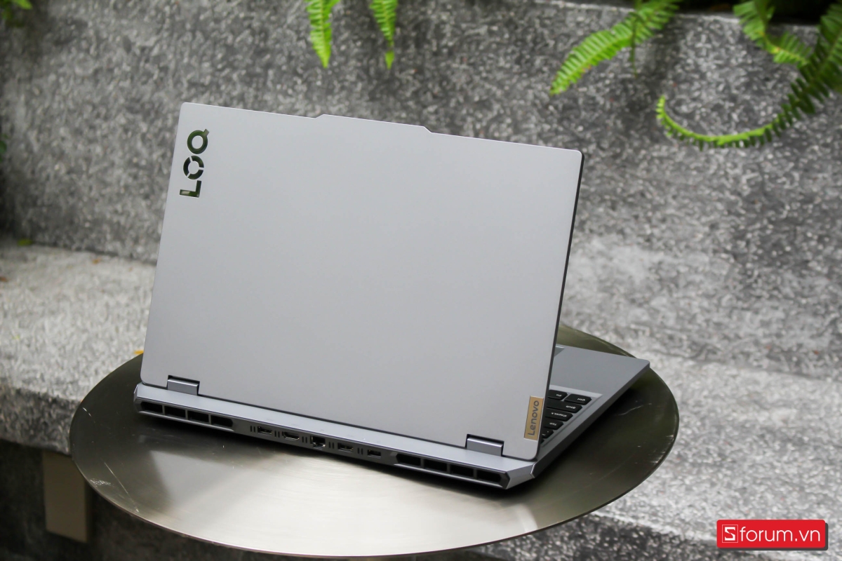 Lenovo LOQ 15ARP9 giữ được vẻ chắc chắn