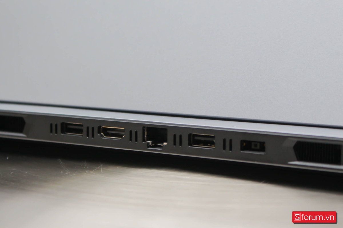 Cổng kết nối: Thiết kế thông minh, dùng lâu càng thấy tiện