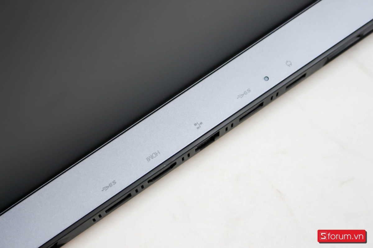 Cổng kết nối: Thiết kế thông minh, dùng lâu càng thấy tiện