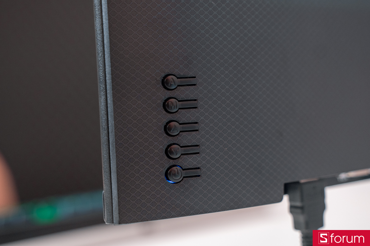 Cụm nút điều khiển OSD được đặt hoàn toàn ở mặt sau