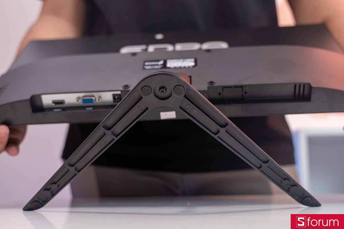 Phần chân đế EDRA làm theo kiểu hình chữ V đem lại sự chắc chắn khi đặt trên bàn