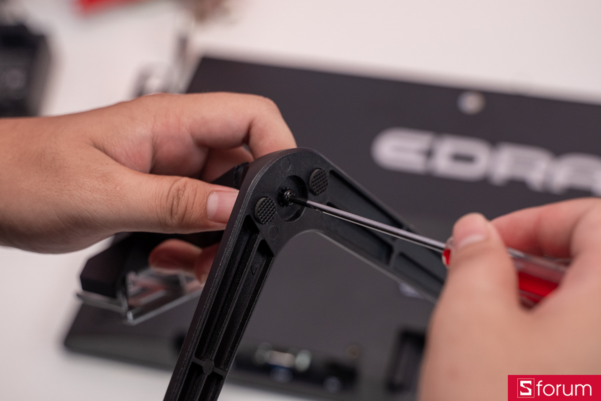 Phần chân đế EDRA làm theo kiểu hình chữ V đem lại sự chắc chắn khi đặt trên bàn