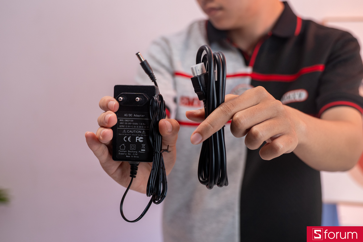 Phụ kiện đi kèm cũng thuộc dạng cơ bản, gồm có dây nguồn và sách hướng dẫn, HDMI