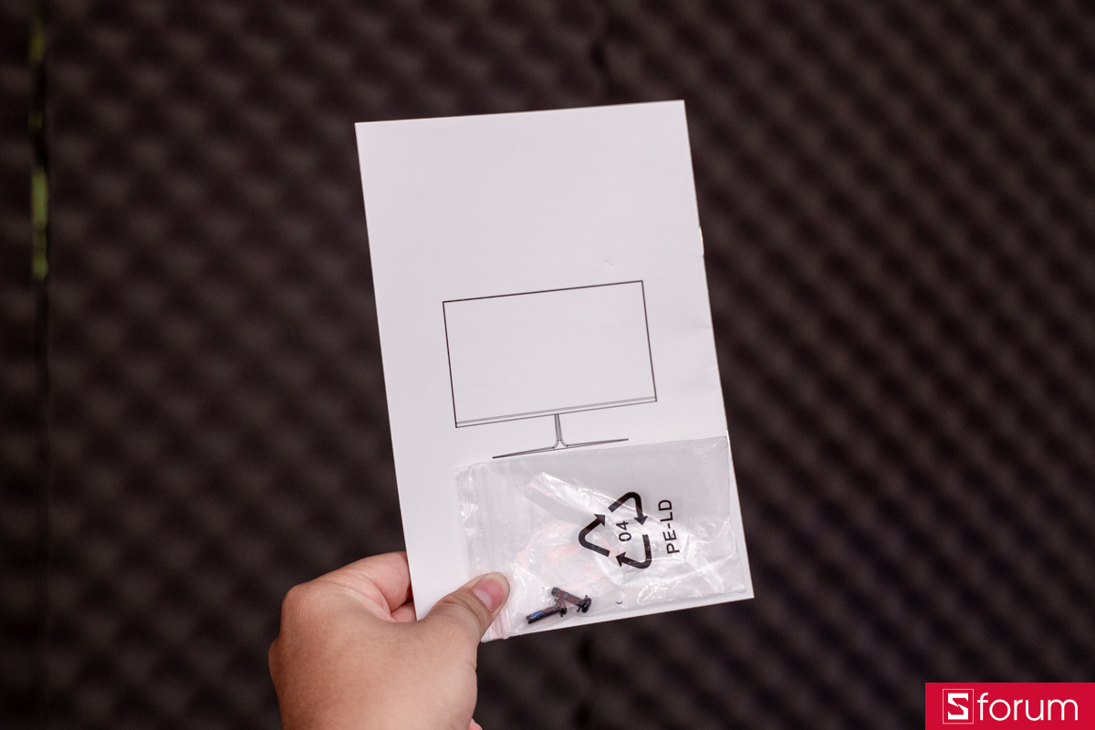 Phụ kiện đi kèm cũng thuộc dạng cơ bản, gồm có dây nguồn và sách hướng dẫn, HDMI