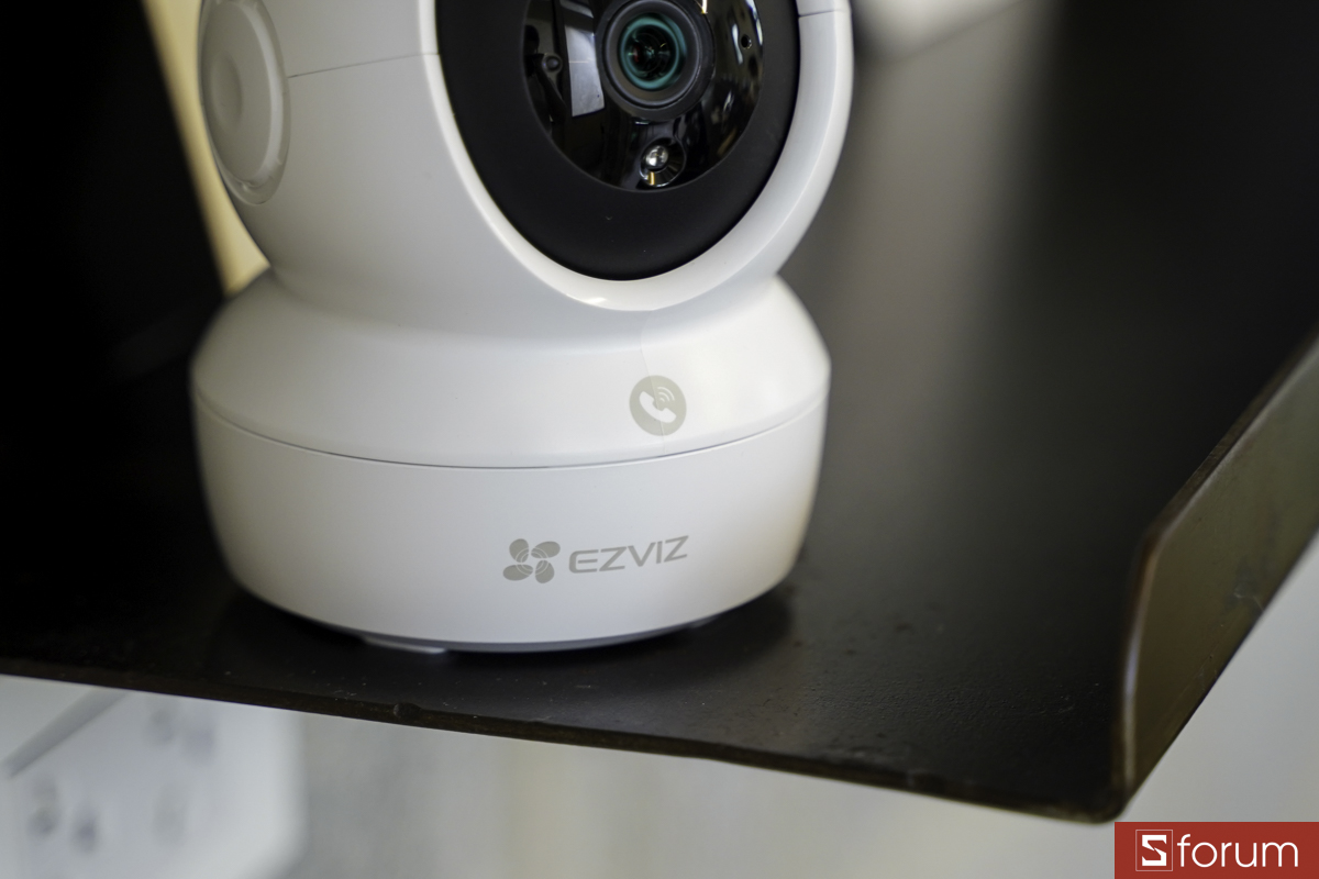 Camera hỗ trợ xoay ngang 340 độ và xoay dọc 55 độ