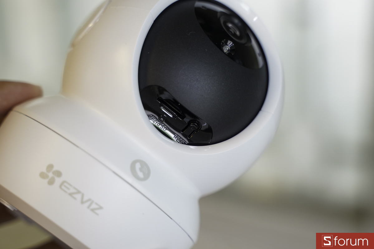  Kéo phần ống kính ngược lên