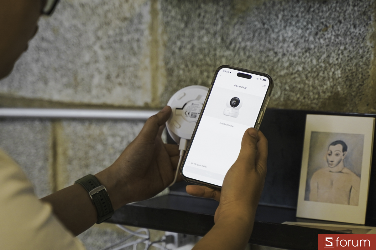 Camera sẽ gửi cuộc gọi đến điện thoại thông qua ứng dụng EZVIZ