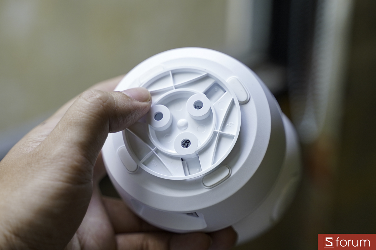 Đế gắn linh hoạt để đặt bàn hoặc treo trần/tường