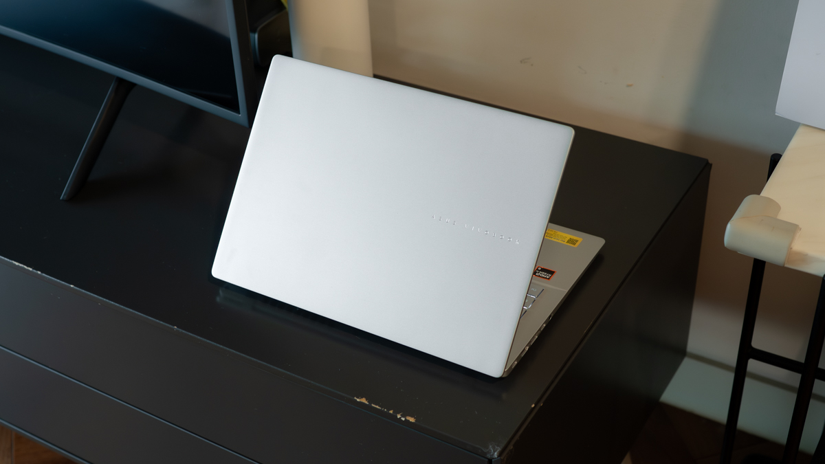 Trên tay ASUS Vivobook S14 2025: Laptop AI 20 triệu mà OLED đẹp, pin trâu, build kim loại khiến mình bất ngờ