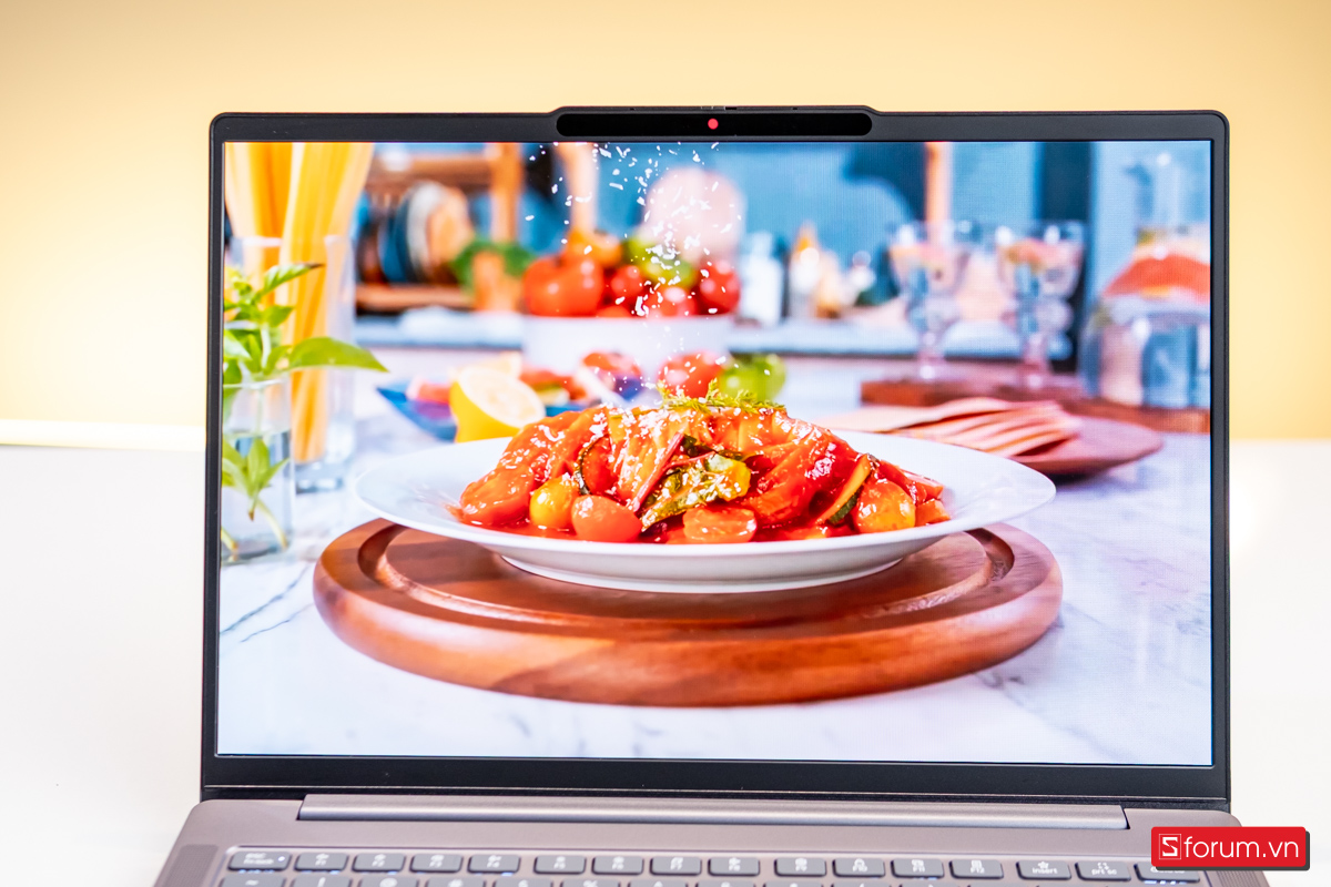 Một chiếc laptop có màn hình OLED mang lại khác biệt rất rõ ràng ngay từ lần mở máy đầu