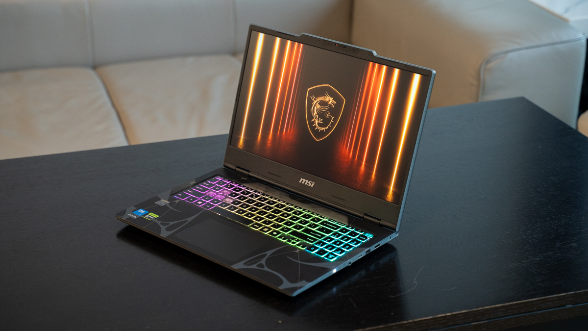 Trên tay MSI Cyborg 15 2025: Thiết kế Cyberpunk "chất hơn", hiệu năng RTX 5050 cân mọi game chỉ 26.5 triệu!