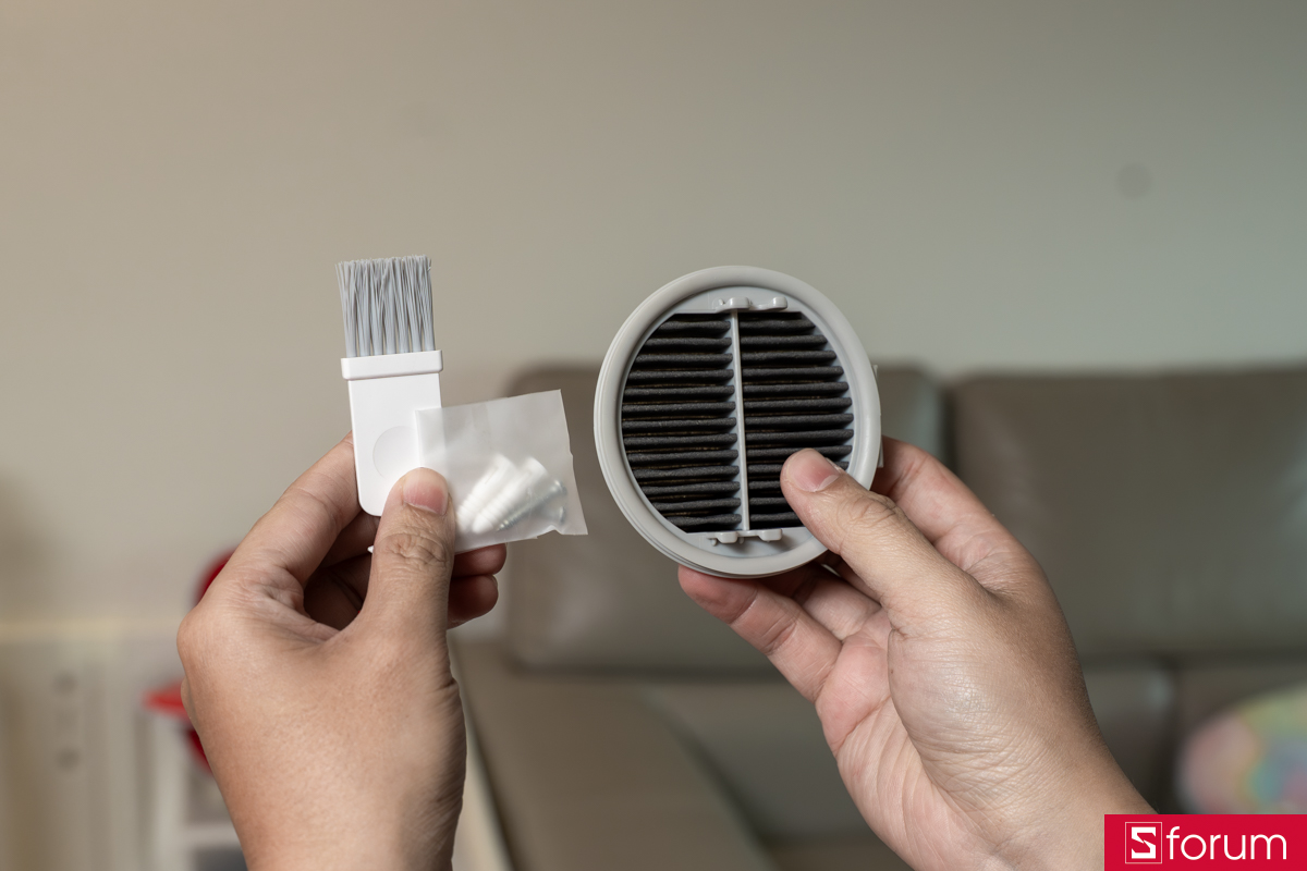 Máy chính, đầu hút, cốc lọc, chổi vệ sinh cho đến bộ nguồn đều được bọc từng túi chống bụi riêng