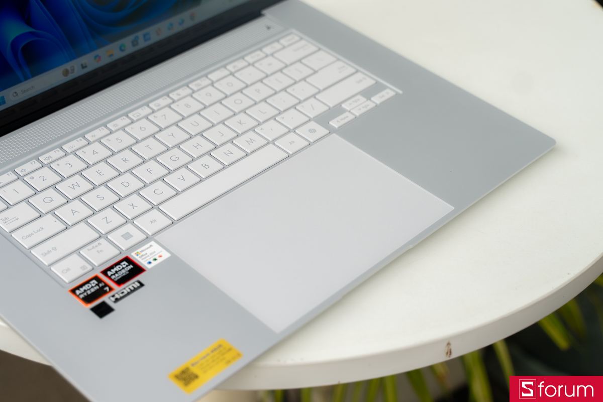 Thiết kế bàn phím và touchpad trên ASUS Zenbook S 16 UM5606KA