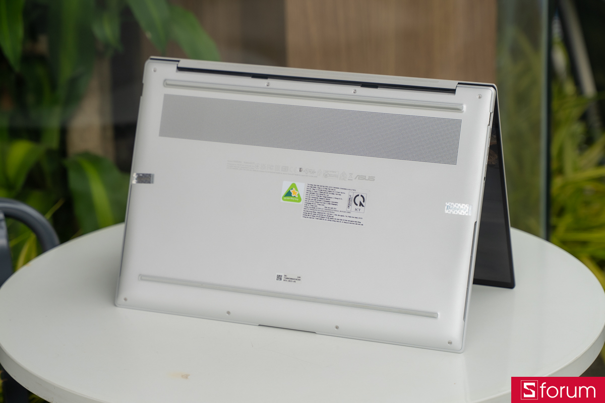 Thiết kế mặt đấy và hệ thống tản nhiệt trên ASUS Zenbook S 16 UM5606KA