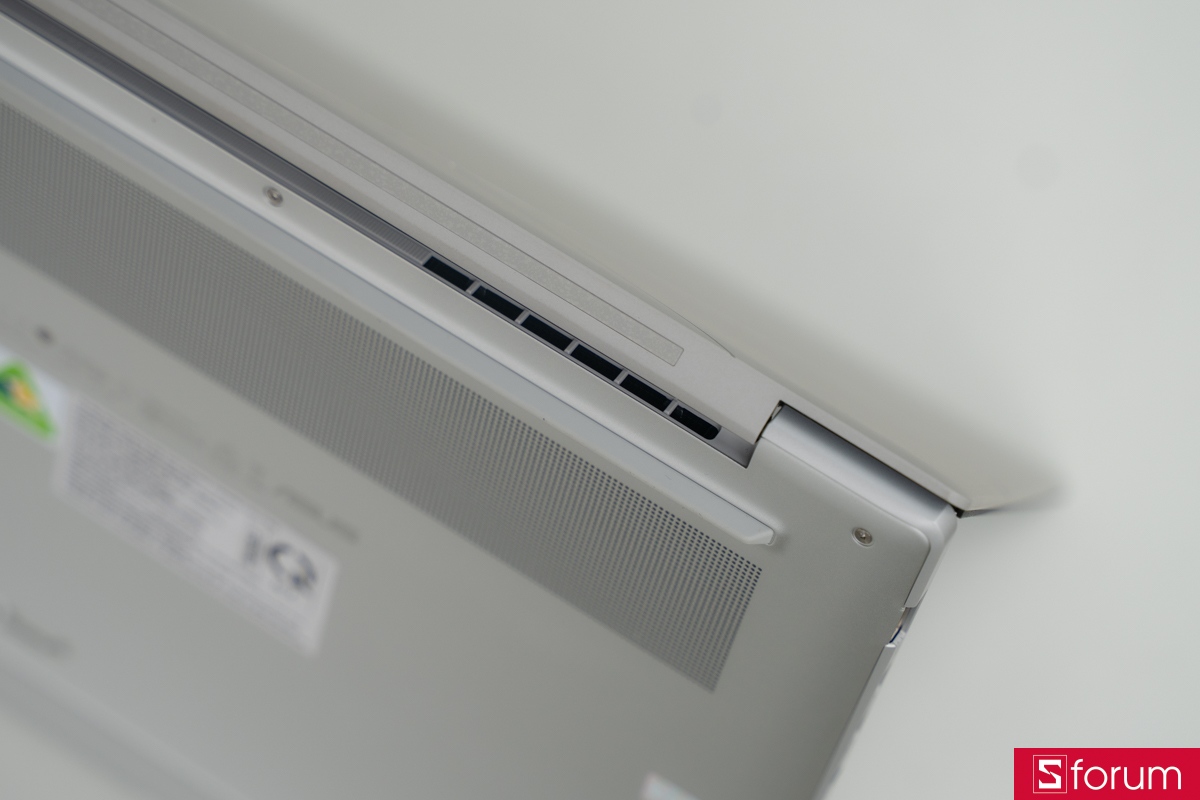 Thiết kế mặt đấy và hệ thống tản nhiệt trên ASUS Zenbook S 16 UM5606KA