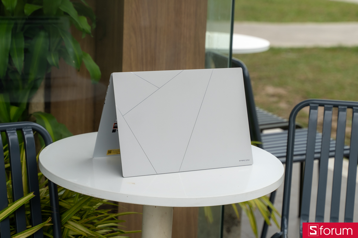Trên tay ASUS Zenbook S 16 UM5606KA gây ấn tượng với thiết kế siêu mỏng nhẹ