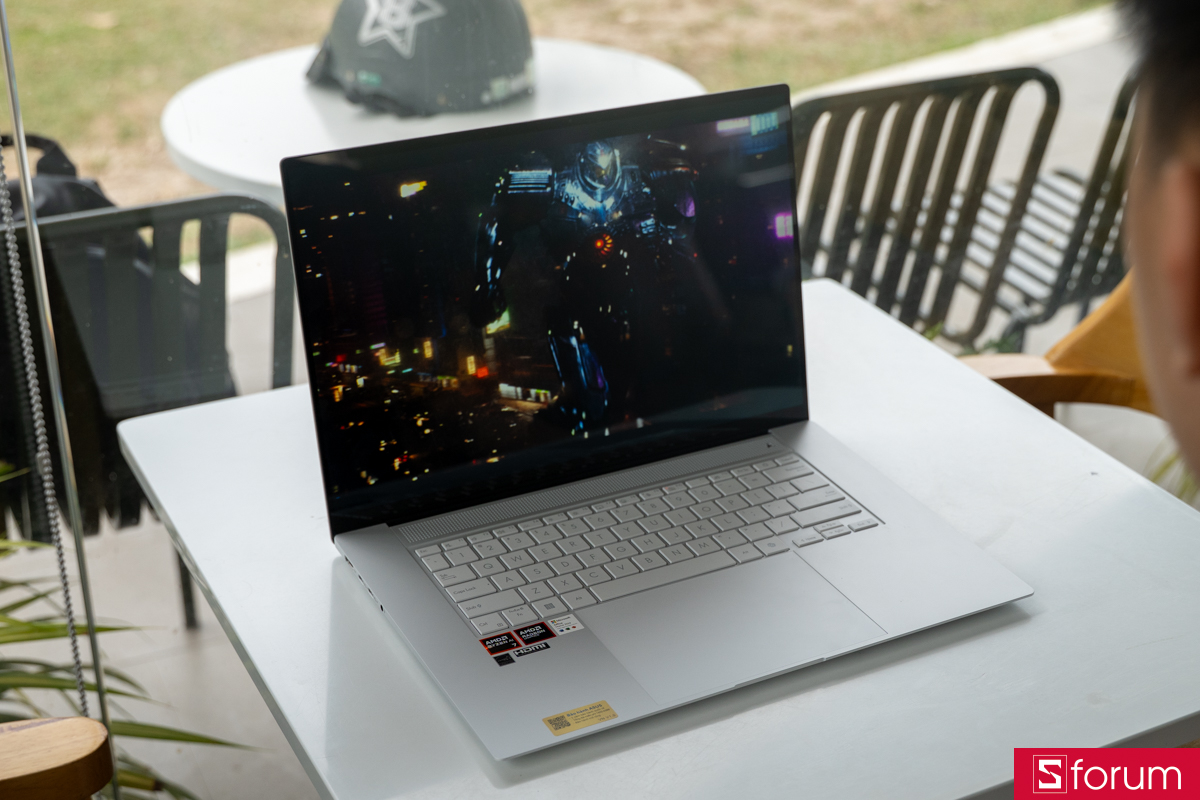 ASUS Zenbook S 16 UM5606KA để lại ấn tượng về sự kết hợp hài hòa giữa thiết kế mỏng nhẹ và hiệu năng mạnh mẽ