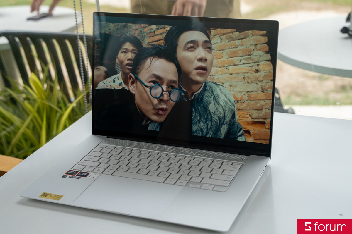 Zenbook S 16 được trang bị pin 78Wh