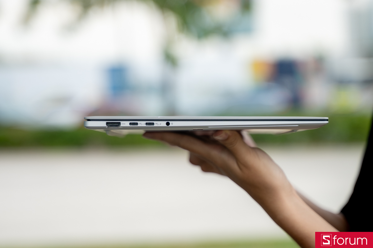 Trang bị kết nối đầy đủ trên ASUS Zenbook S 16