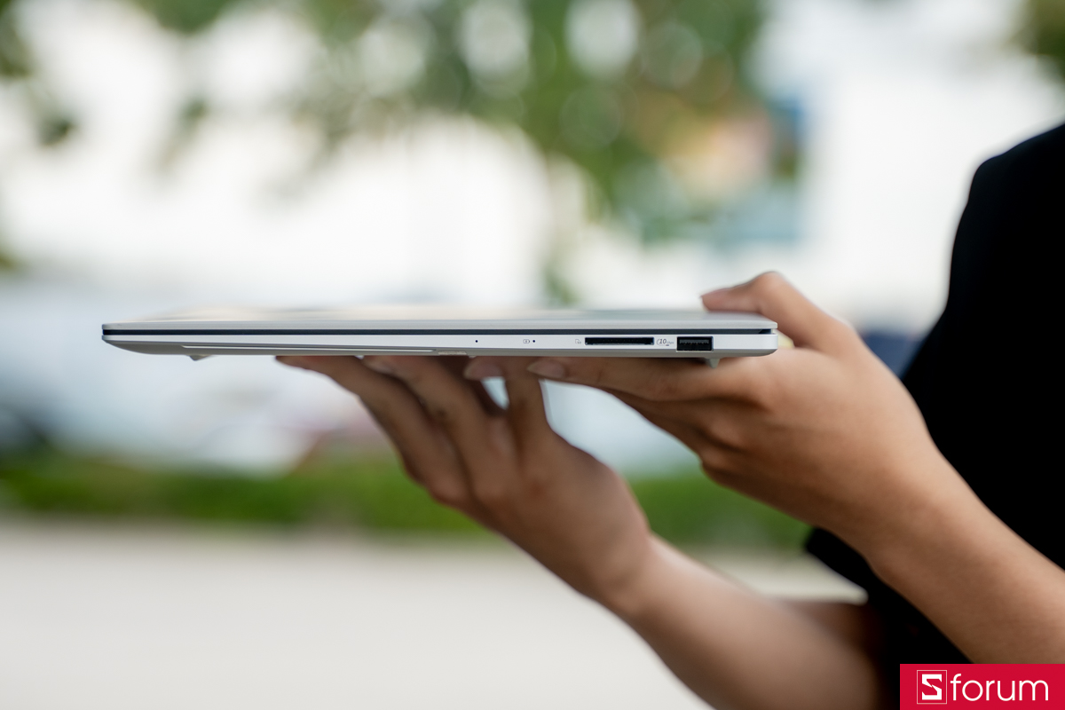 Trang bị kết nối đầy đủ trên ASUS Zenbook S 16