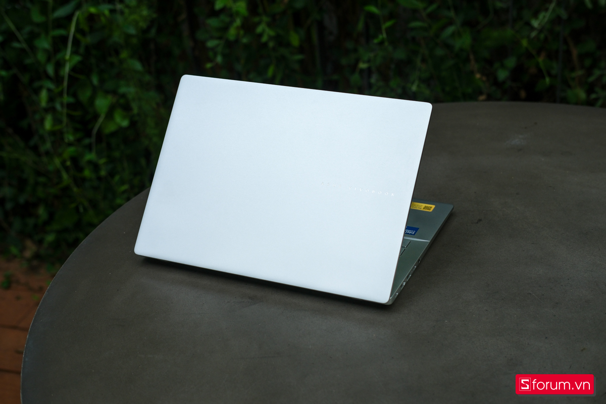 Thiết kế màu bạc tinh tế mang đến vẻ hiện đại