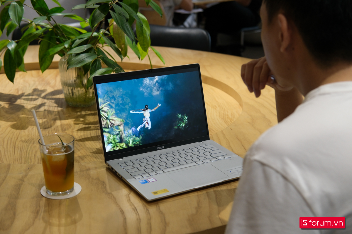 Trang bị màn hình 14 inch độ phân giải WUXGA (1920 x 1200)