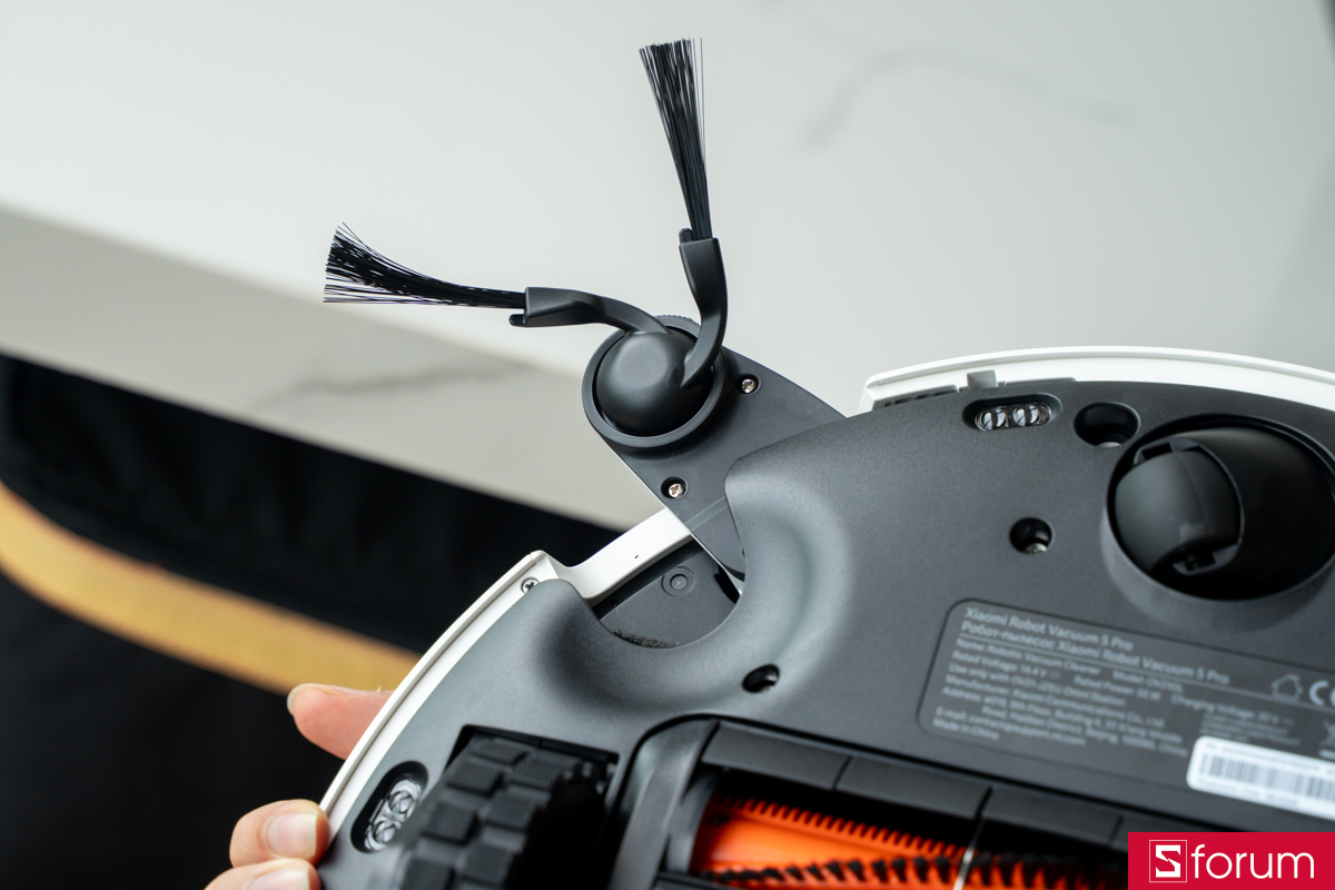 Cặp chổi cạnh mở rộng kép, robot có thể quét sát mép tường và xử lý bụi bẩn trong các góc hẹp