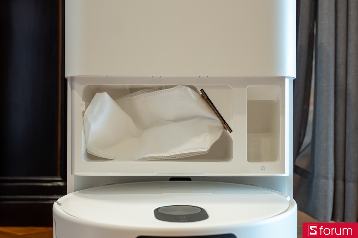 Hệ thống còn tích hợp túi chứa bụi lớn 2.5L, cho phép 75 ngày không cần đổ rác thủ công