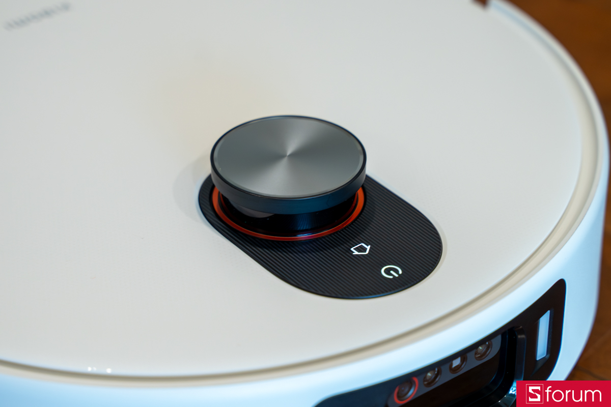 Cận cảnh cảm biến LiDAR và cụm phím điều khiển trên thân robot hút bụi Xiaomi Vacuum 5 Pro.