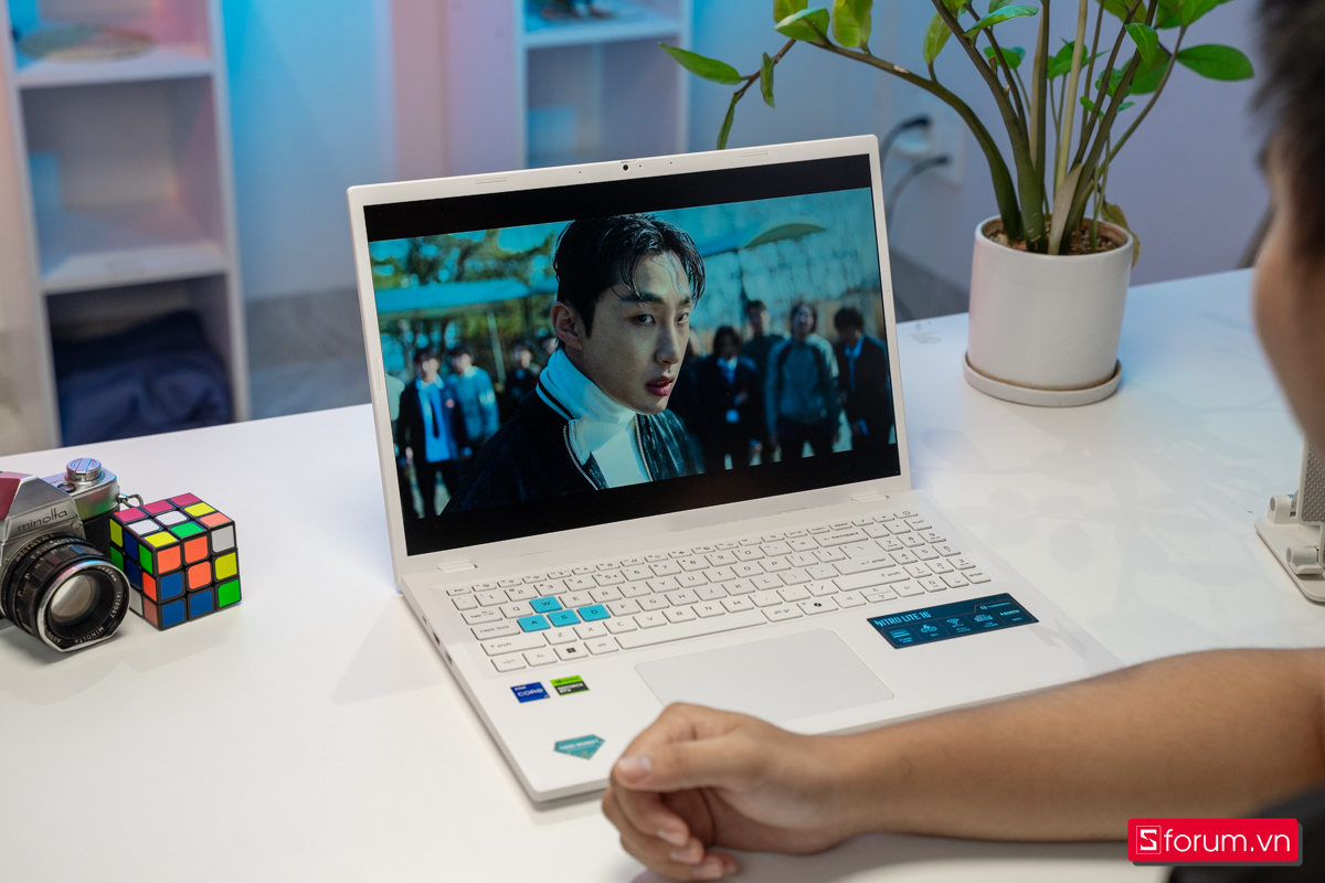 Màn hình sử dụng tấm nền IPS với độ sáng 300 nits