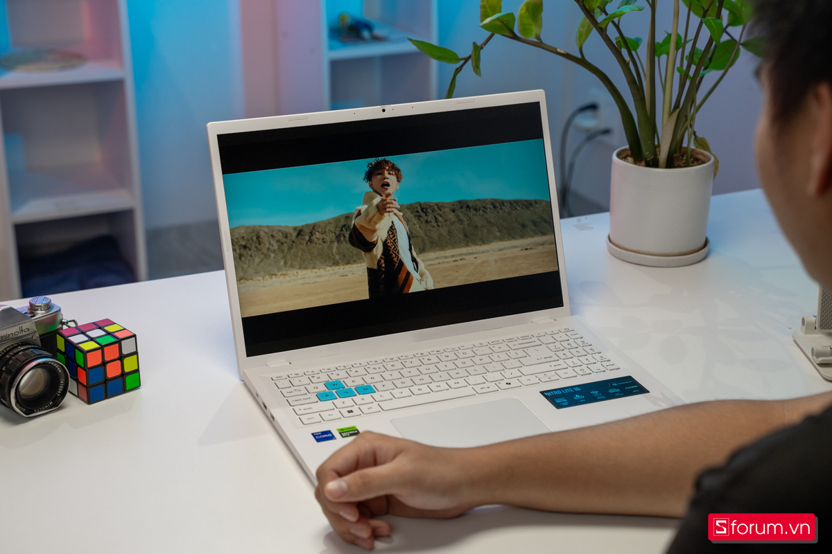 Màn hình 16 inch tỷ lệ 16:10 với độ phân giải Full HD