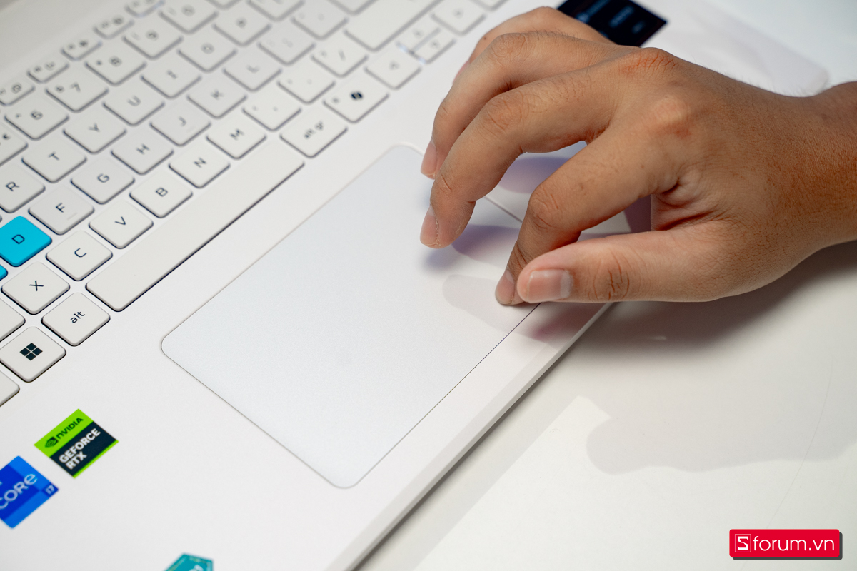 Acer Nitro Lite 16 có trackpad rộng