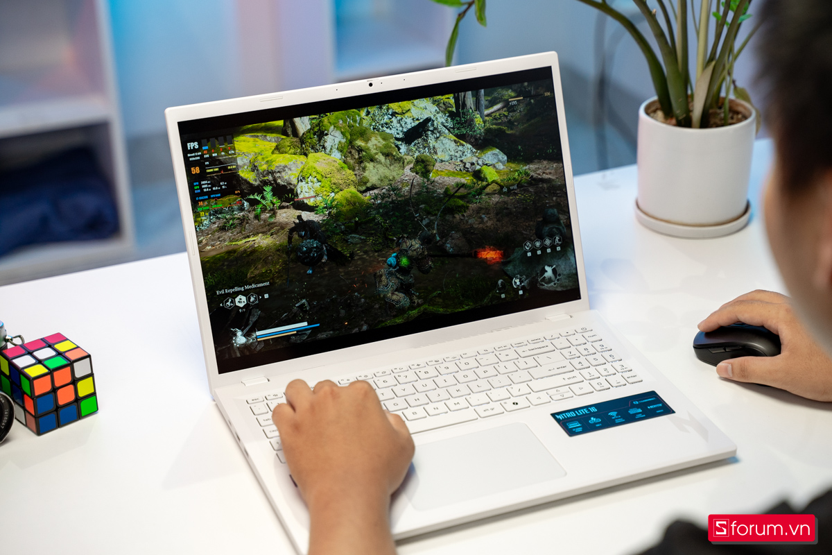 Chơi game trên Acer Nitro Lite 16