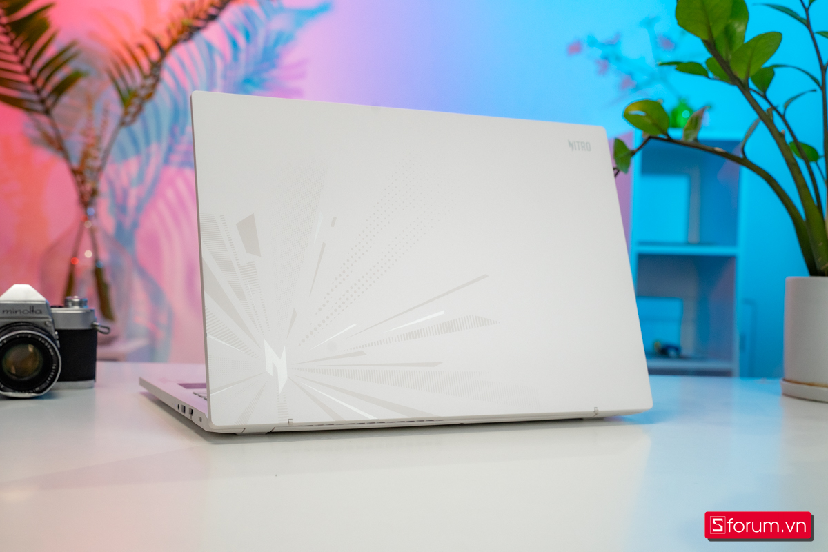 Acer Nitro Lite 16 được hoàn thiện với màu trắng