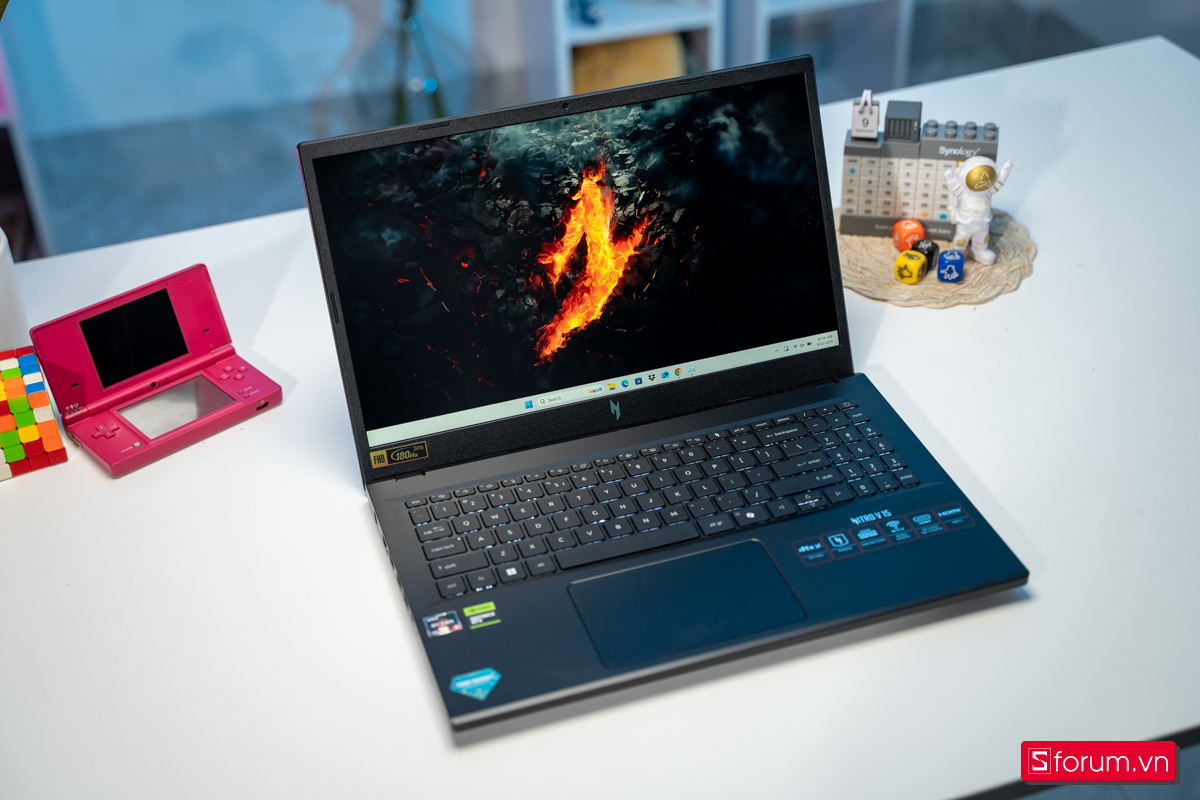 Nitro V 15 R7CR sở hữu tấm nền IPS 15.6 inch độ phân giải Full HD