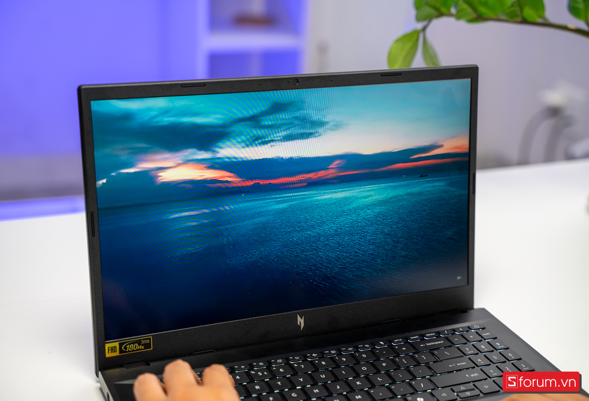 Máy sở hữu tấm nền IPS 15.6 inch độ phân giải Full HD, tần số quét 180Hz