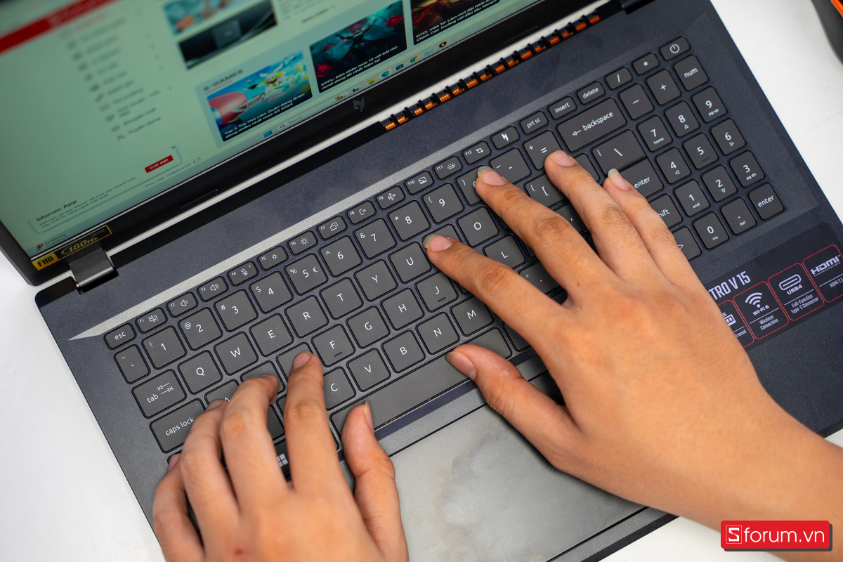 Bàn phím cho cảm giác gõ ở mức vừa đủ, hành trình hơi nông