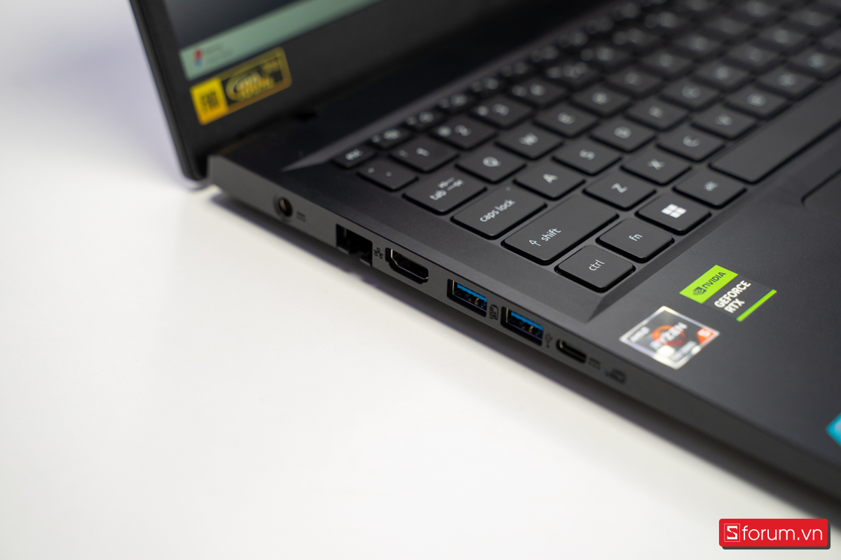 Hệ thống cổng kết nối trên Nitro V 15 ProPanel