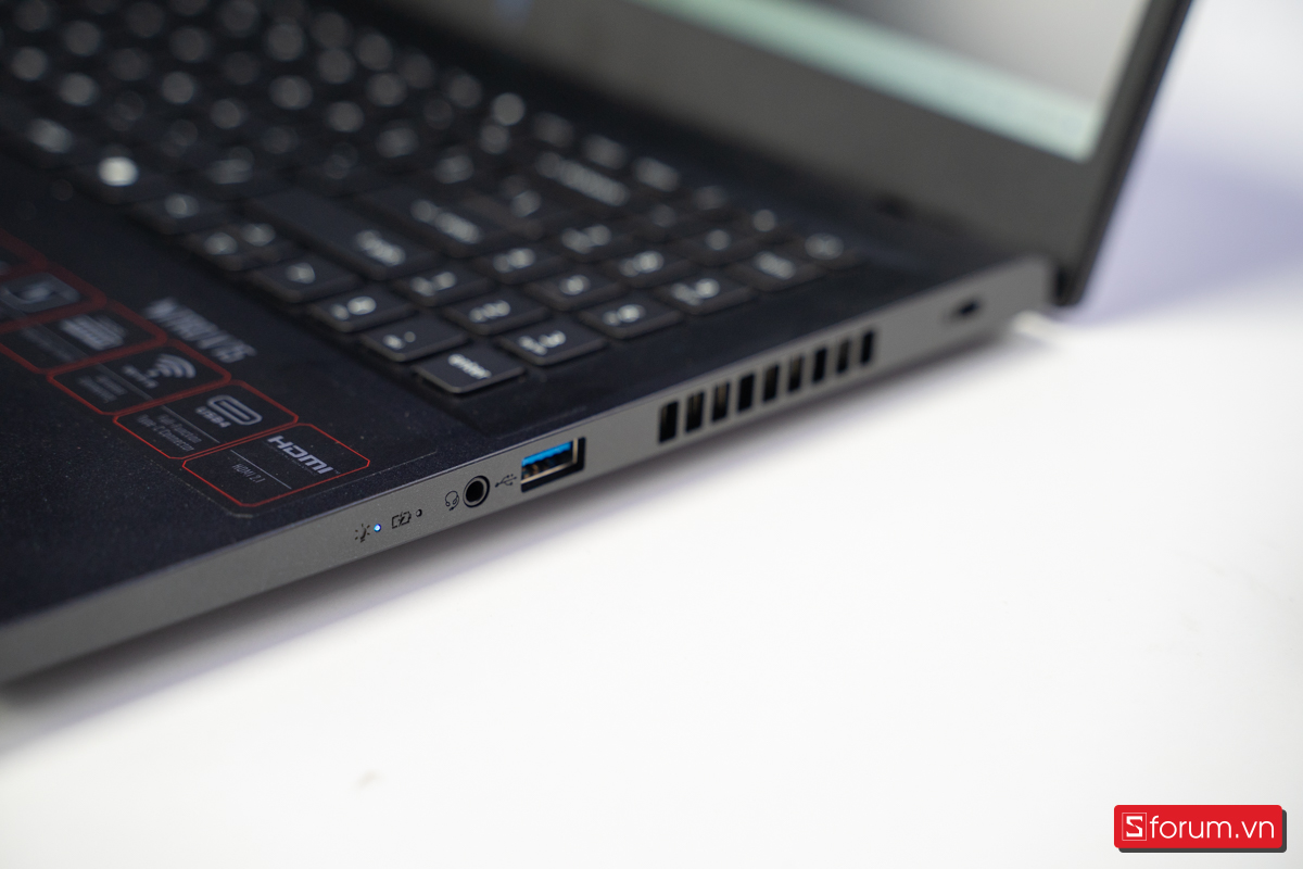 Hệ thống cổng kết nối trên Nitro V 15 ProPanel