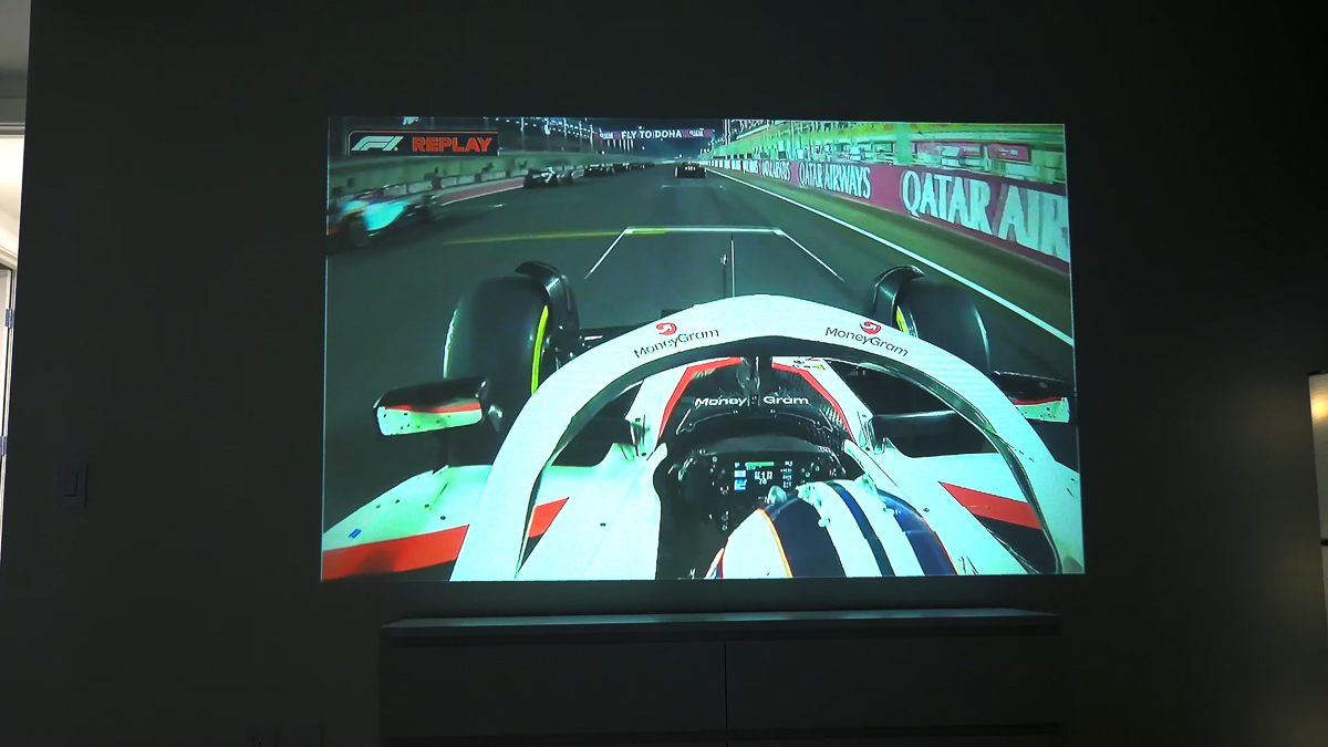 Có 15 triệu nên mua TV 65 inch hay máy chiếu