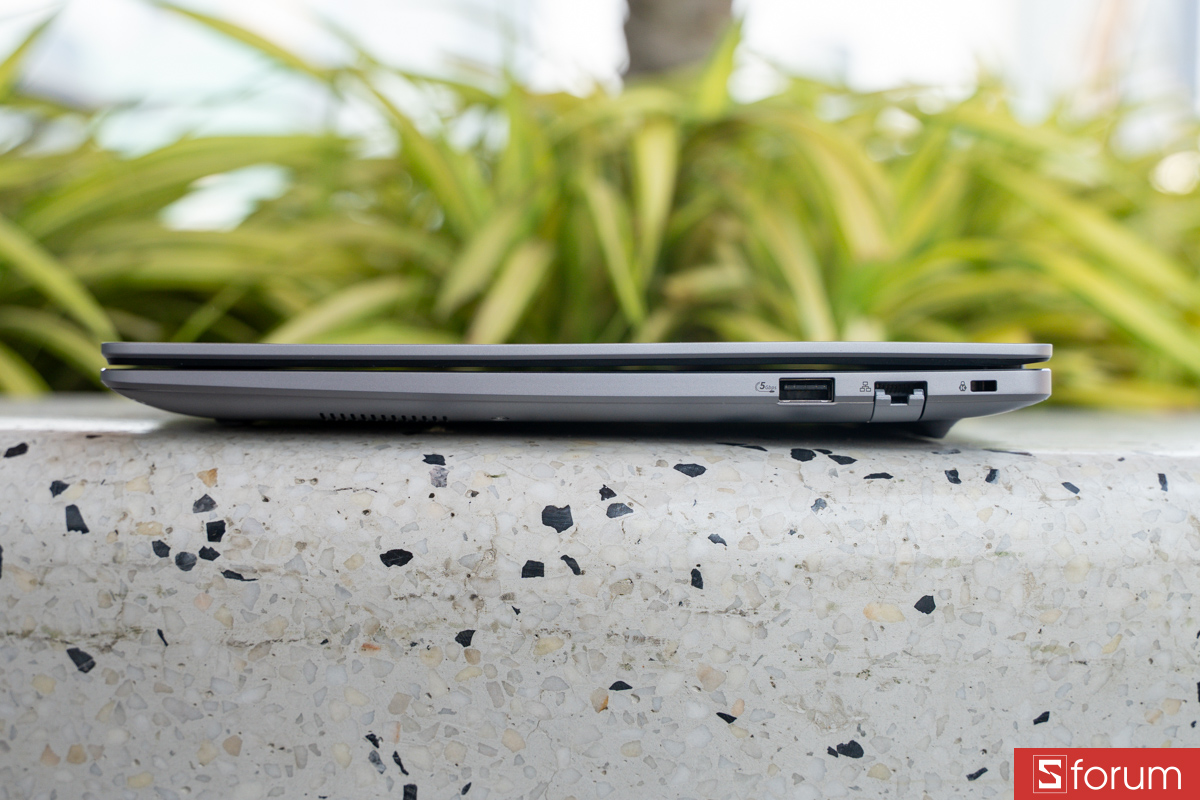 ASUS trang bị cho máy hệ thống cổng kết nối khá đầy đủ