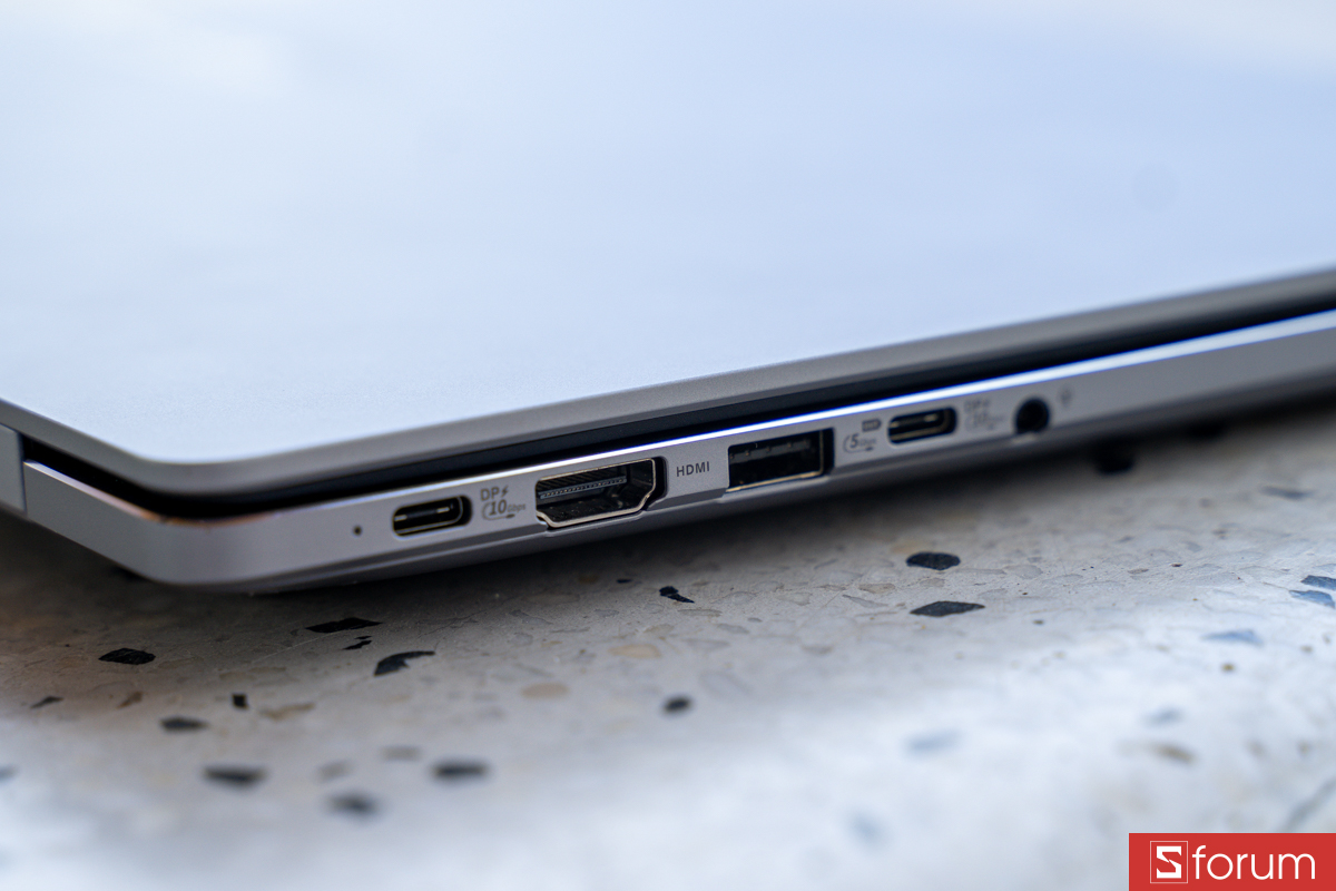 ASUS trang bị cho máy hệ thống cổng kết nối khá đầy đủ