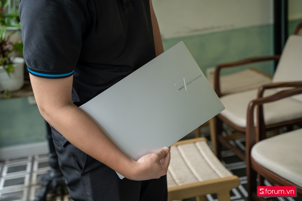 ASUS Vivobook 15 nhẹ, gọn và vừa vặn trong từng khoảnh khắc.
