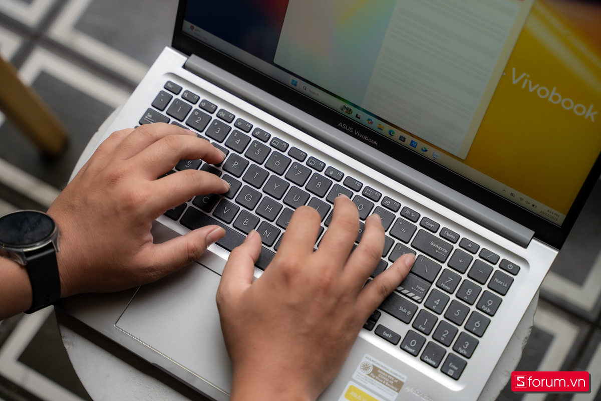 Hành trình phím trên ASUS Vivobook 15 mang đến cảm giác gõ êm và nhạy.