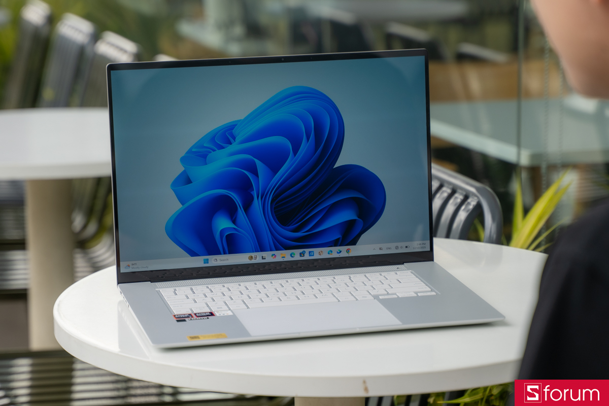 Đánh giá màn hình trên Zenbook S 16
