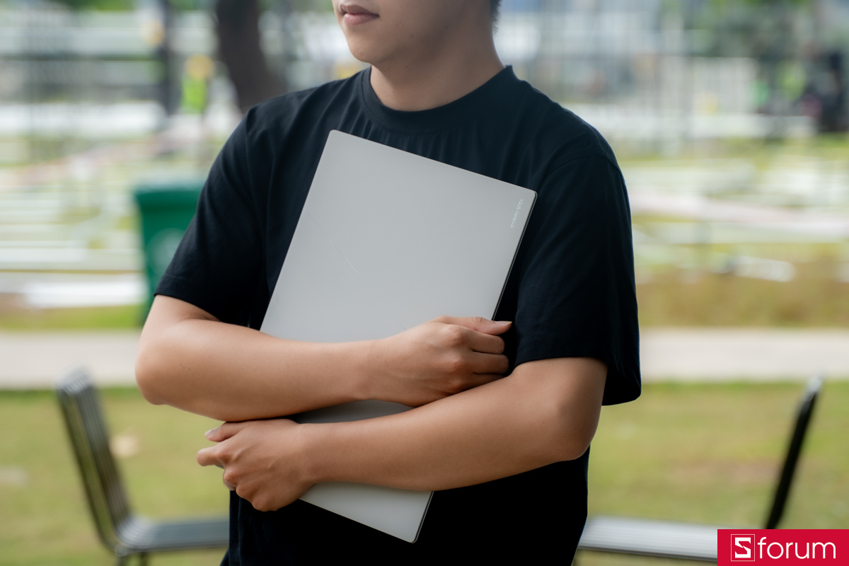 Thiết kế bề mặt vừa giữ được độ nhẹ của nhôm, vừa có những ưu điểm của gốm