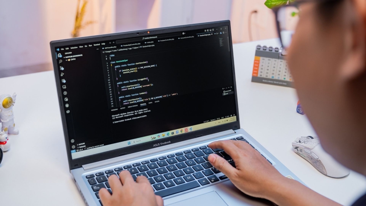 Sinh viên IT mua laptop: Ưu tiên RAM, CPU thế nào để Code + VM mượt?