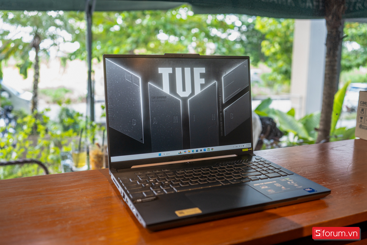 ASUS TUF Gaming F16 là lựa chọn phù hợp cho người mới làm đồ họa hoặc sinh viên ngành thiết kế